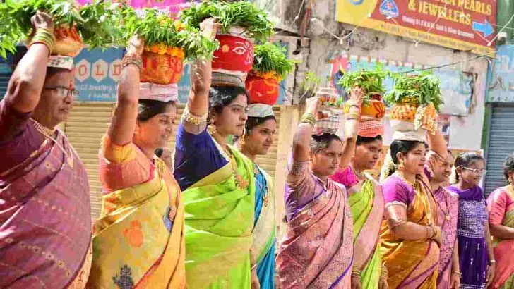 భాగ్యనగరంలో లష్కర్ బోనాలు.. అమ్మవారికి బోనం సమర్పించేందుకు పోటెత్తిన భక్తులు