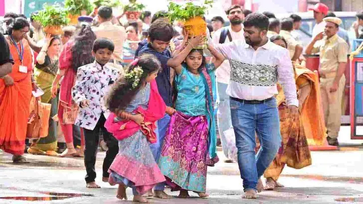 భాగ్యనగరంలో లష్కర్ బోనాలు.. అమ్మవారికి బోనం సమర్పించేందుకు పోటెత్తిన భక్తులు