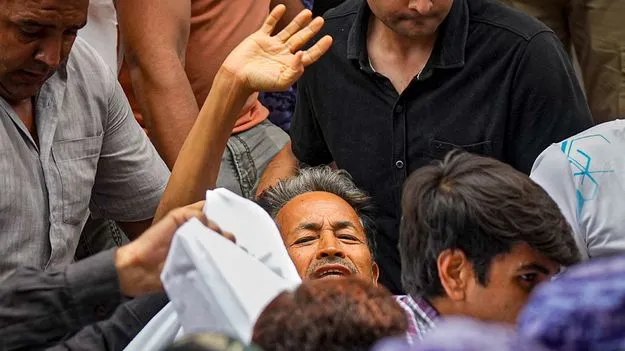 ఆస్పత్రికి వాంగ్‌చుక్‌ తరలింపు