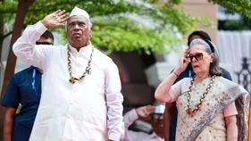 వందేమాతరం ఆలాపనపై వివాదం.. సోనియా గాంధీపై పోలీసులకు ఫిర్యాదు