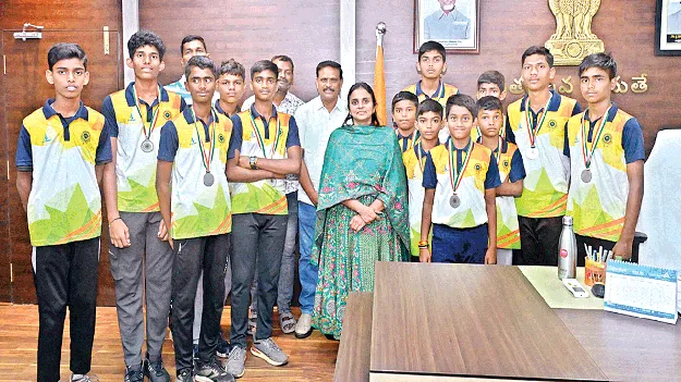 క్రీడాకారులకు క్రమశిక్షణ ఉండాలి