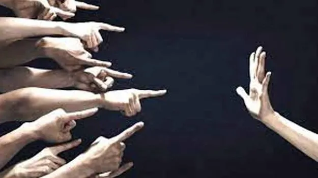 ఓ కుటుంబాన్ని సామాజిక బహిష్కరణ చేసిన గ్రామ పెద్దలు! 