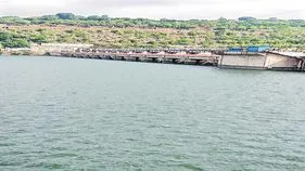 శ్రీశైలంలో తరిగిపోతున్న నీటి నిల్వలు