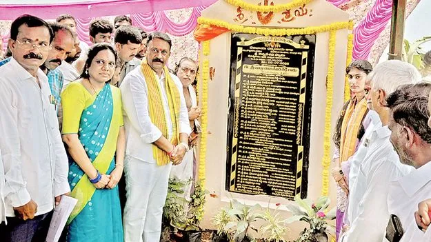 ఆలయాల అభివృద్ధికి దాతలు సహకరించాలి