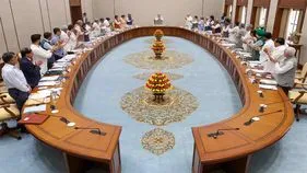 ప్రధాని పదవిలో చరిత్ర సృష్టించిన మోదీ.. మంత్రివర్గం స్టాండింగ్ ఒవేషన్, తీర్మానం