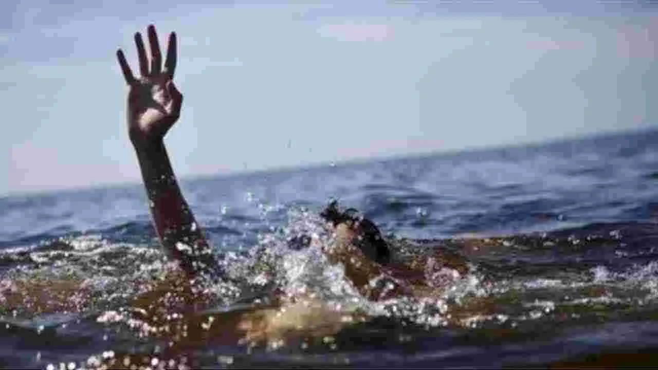 తీవ్ర విషాదం.. బావిలో మునిగిపోయిన బాలుడు.. కాపాడేందుకు వెళ్లి..