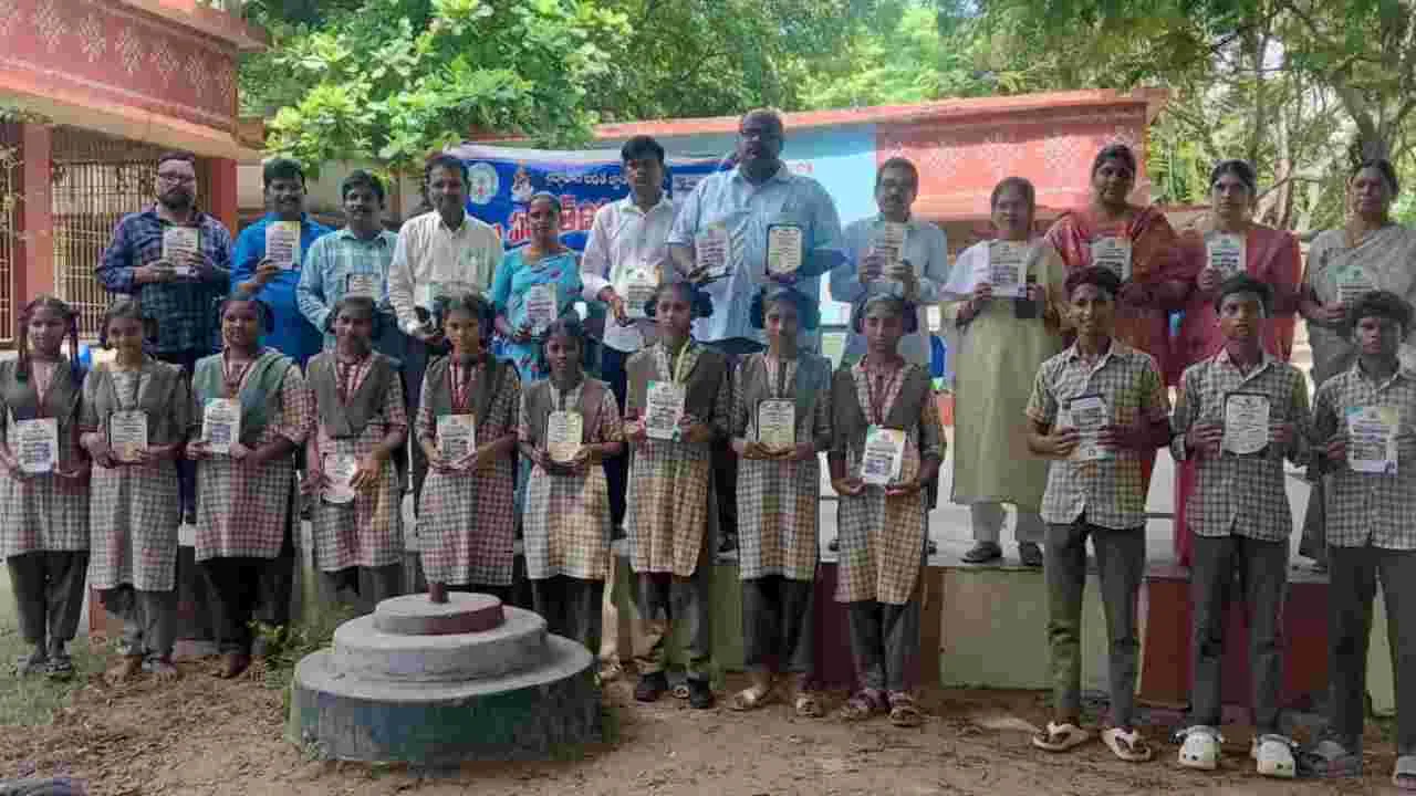 తానా సేవా కార్యక్రమం.. విద్యార్థులకు హోంవర్క్ డైరీల పంపిణీ