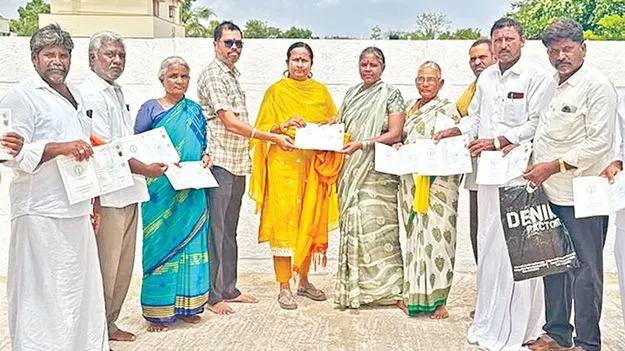  పట్టాదారు పాసు పుస్తకాల పంపిణీ