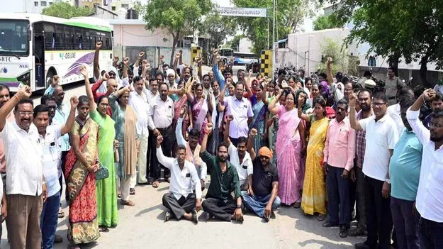 ఆర్టీసీ కార్మిక సంఘాలతో ప్రభుత్వం చర్చలు.. నేడు కీలక ప్రకటన వెలువడే అవకాశం!