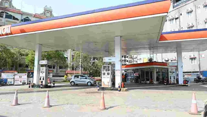 తిరుపతి, కడపలో ఇంధన కొరత.. పెట్రోల్ బంకుల వద్ద భారీ క్యూలు