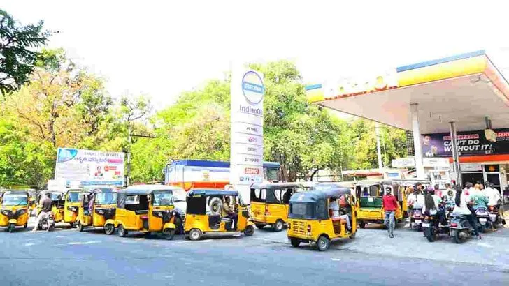 తిరుపతి, కడపలో ఇంధన కొరత.. పెట్రోల్ బంకుల వద్ద భారీ క్యూలు