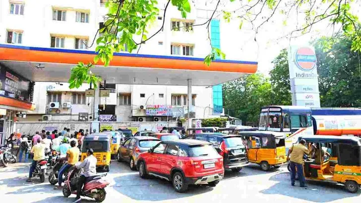 తిరుపతి, కడపలో ఇంధన కొరత.. పెట్రోల్ బంకుల వద్ద భారీ క్యూలు