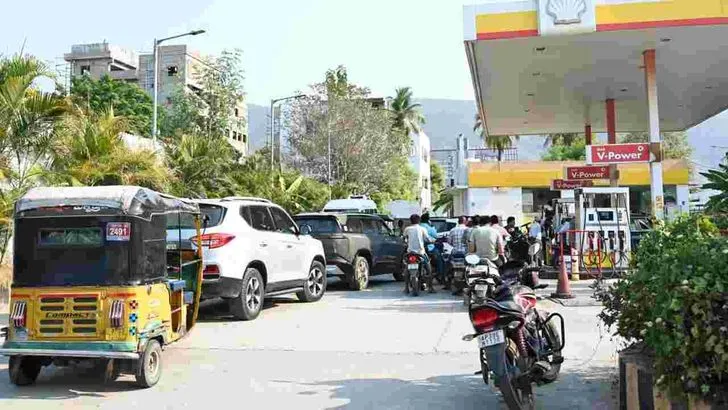 తిరుపతి, కడపలో ఇంధన కొరత.. పెట్రోల్ బంకుల వద్ద భారీ క్యూలు