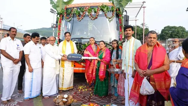శ్రీవారికి భారీ విరాళం.. ఎలక్ట్రిక్ బస్సు, యాపిల్ ట్యాబ్‌లు అందజేసిన నీరా రాడియా