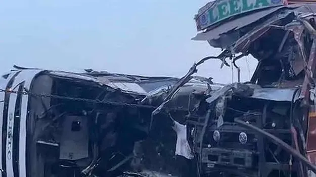 తమిళనాడులో రోడ్డు ప్రమాదం.. బస్సు డ్రైవరు మృతి, 40 మందికి గాయాలు