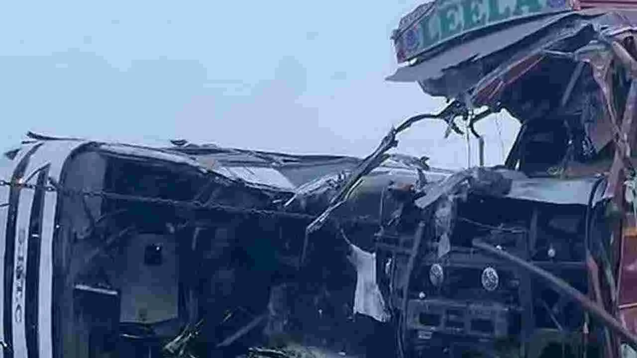 తమిళనాడులో ఘోర రోడ్డు ప్రమాదం... బస్సు డ్రైవరు మృతి, 40 మందికి గాయాలు