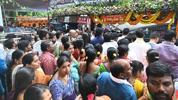  అమ్మవారి దర్శనం కోసం ఇంద్రకీలాద్రికి పోటెత్తిన భక్తులు