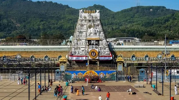 నేడు తిరుమల శ్రీవారిని దర్శించుకున్న ప్రముఖులు వీరే..