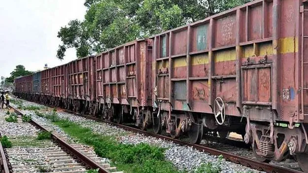 ట్రాక్టర్‌ను ఢీకొట్టిన రైలు.. రైతుకు తీవ్రగాయాలు..