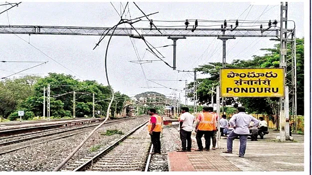 రైలు పట్టాలపై తెగిపడిన హైటెన్షన్‌ వైర్లు