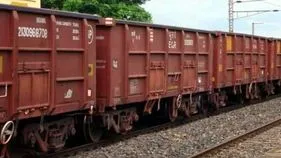 గాజియాబాద్-న్యూఢిల్లీ మధ్య పట్టాలు తప్పిన గూడ్స్ రైలు.. 53 రైళ్ల సర్వీసులపై ప్రభావం..
