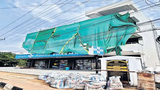 ఎడాపెడా అక్రమ నిర్మాణాలు
