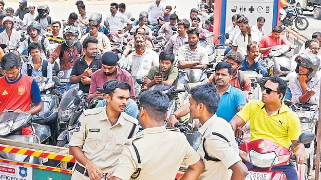 2 కిలోమీటర్ల క్యూ