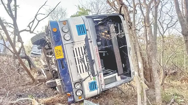 శ్రీశైలం ఘాట్‌లో అదుపు తప్పిన బస్సులు