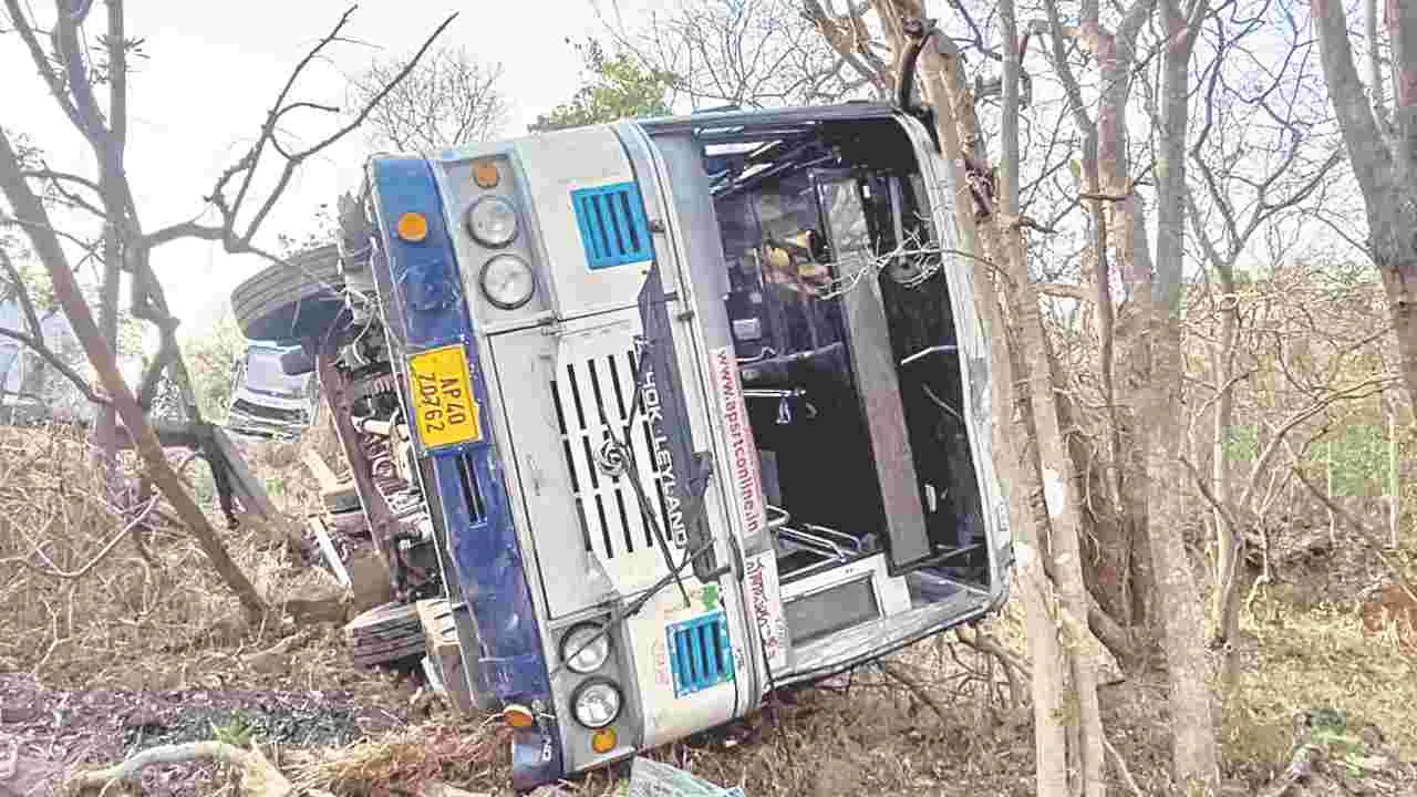 శ్రీశైలం ఘాట్‌లో అదుపు తప్పిన బస్సులు