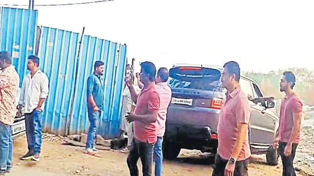 ఆ స్థలం నాది.. కాదు, నాది..!