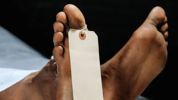 మూడో అంతస్తు బాల్కనీ కూలిపోయి.. తండ్రి, కొడుకు దుర్మరణం