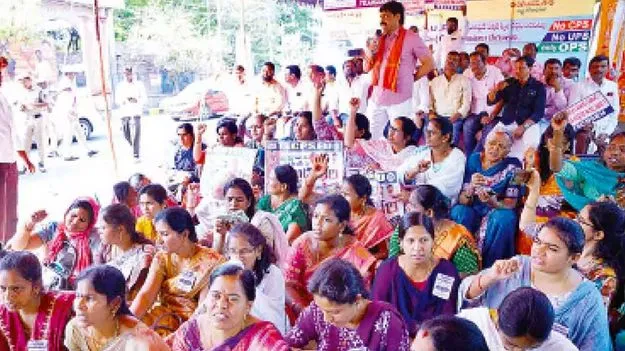 ఉద్యోగుల బకాయిలు కొండంత!