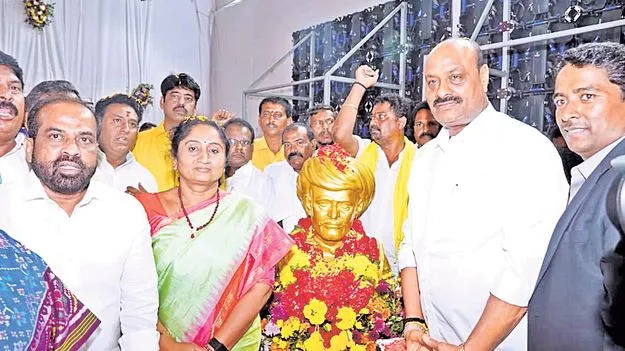 సామాజిక సమానత్వానికి ఆద్యుడు పూలే