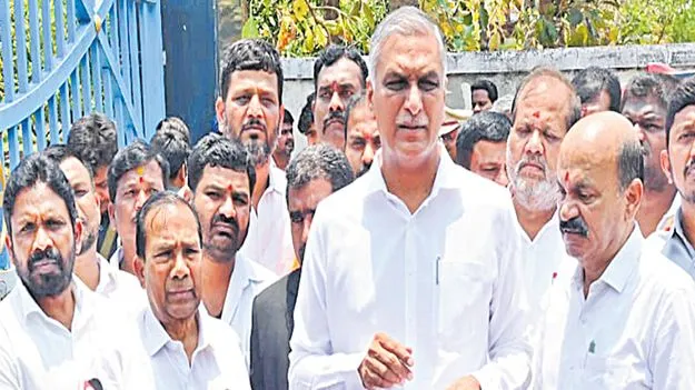 అరాచకాలపై ప్రశ్నిస్తే కేసులు పెడతారా?: హరీశ్‌