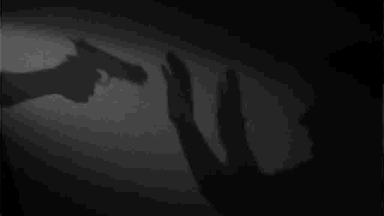 అల్లూరి జిల్లాలో దారుణం..  వ్యక్తిపై నాటు తుపాకితో కాల్పులు..