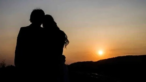 వివాహితతో ప్రేమ.. బ్లేడుతో గొంతు కోసుకున్న యువకుడు..