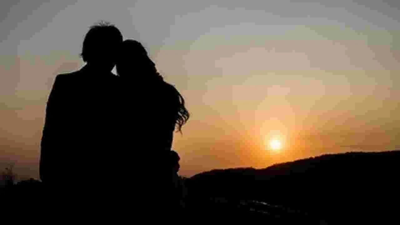 వివాహితతో ప్రేమ.. బ్లేడుతో గొంతు కోసుకున్న యువకుడు..