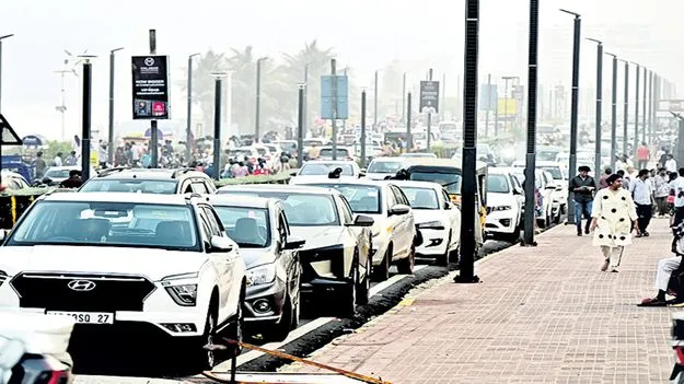 బీచ్‌రోడ్డులో సండే టెర్రర్‌!