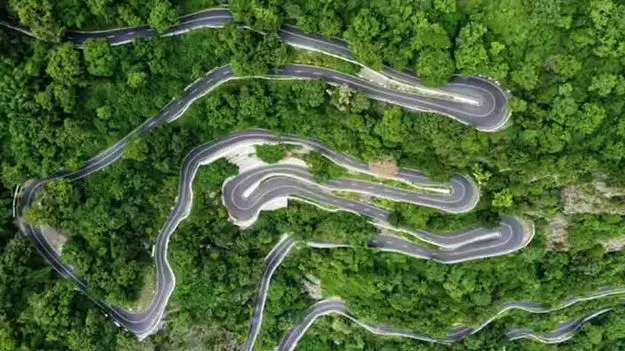 లోయలో పడ్డ వ్యాన్.. 10 మంది మృతి.. 