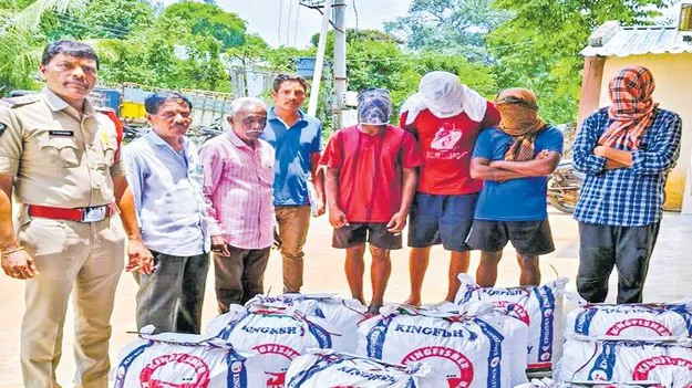 పోలీసులపై గంజాయి ముఠా రాళ్ల దాడి
