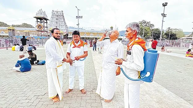 తిరుమలలో యాత్రికుల వద్దకే జలప్రసాదం