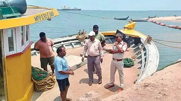 కృష్ణపట్నం పోర్టు సమీపంలో చెన్నై బోటు స్వాధీనం