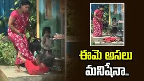 బాలిక ఛాతిపై తన్నిన అంగన్‌వాడీ వర్కర్.. వీడియో వైరల్
