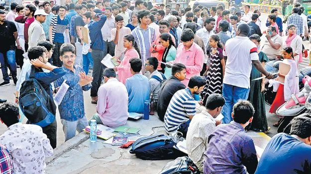 కోచింగ్‌ సెంటర్‌లో  కౌన్సెలర్‌ తప్పనిసరి !