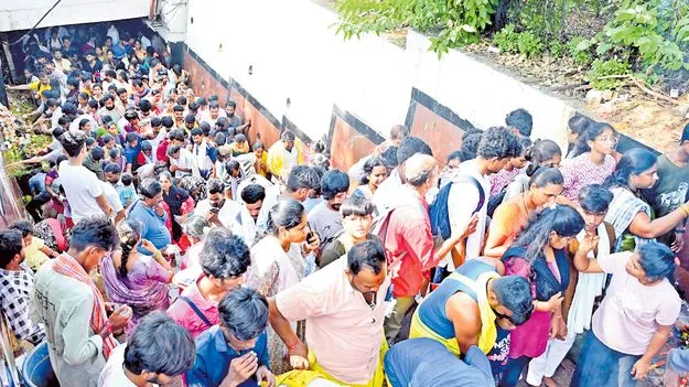 తిరుమలలో కొనసాగుతున్న రద్దీ