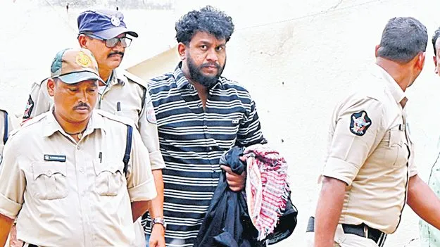 రావణ్‌ ఇంట్లో విస్తృత సోదాలు
