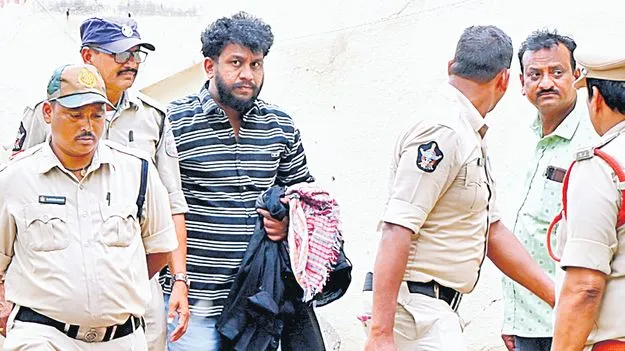 రావణ్‌ ఫోన్‌లో ఏముంది?