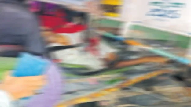 ఆగి ఉన్న లారీని ఢీకొట్టిన ‘తుఫాన్‌’