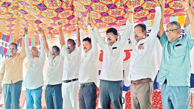 ఉపాధ్యాయుల సమస్యలు తక్షణమే పరిష్కరించాలి