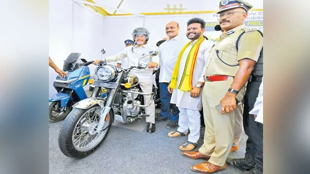 హెల్మెట్‌ బ్యాంక్‌ భేష్‌.. బుల్లెట్‌ ఎక్కిన చంద్రబాబు